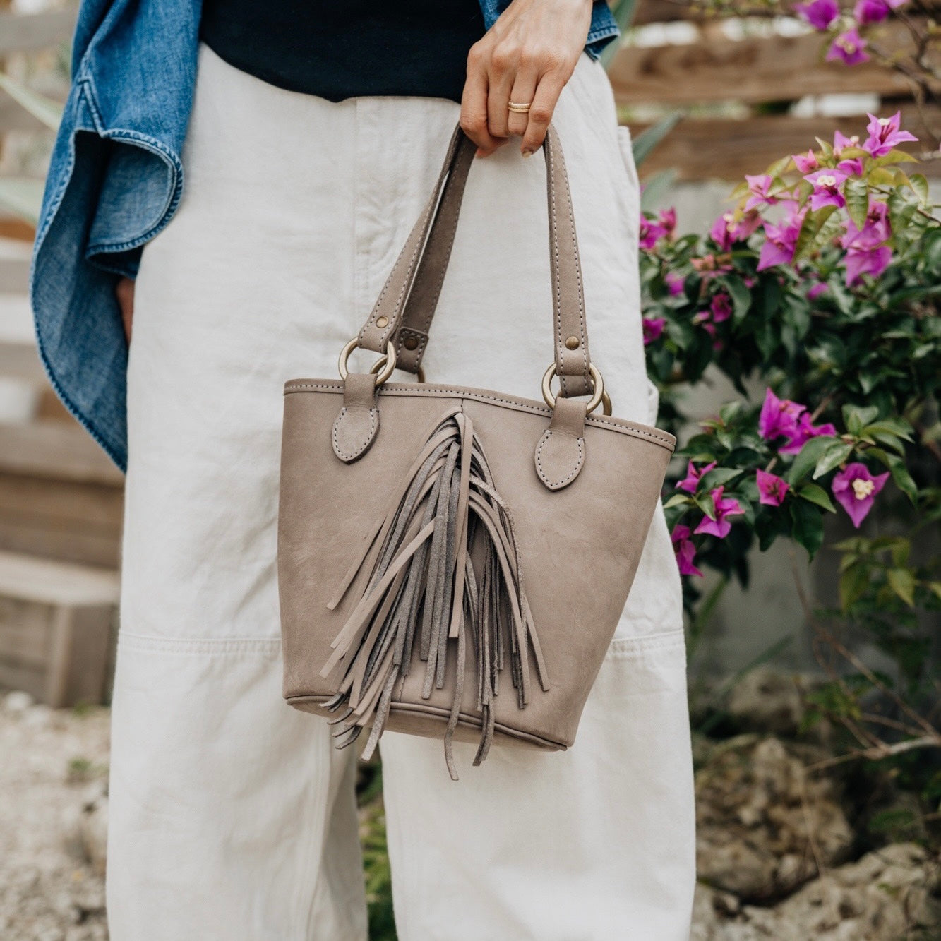 Bolso tote de cuero con flecos