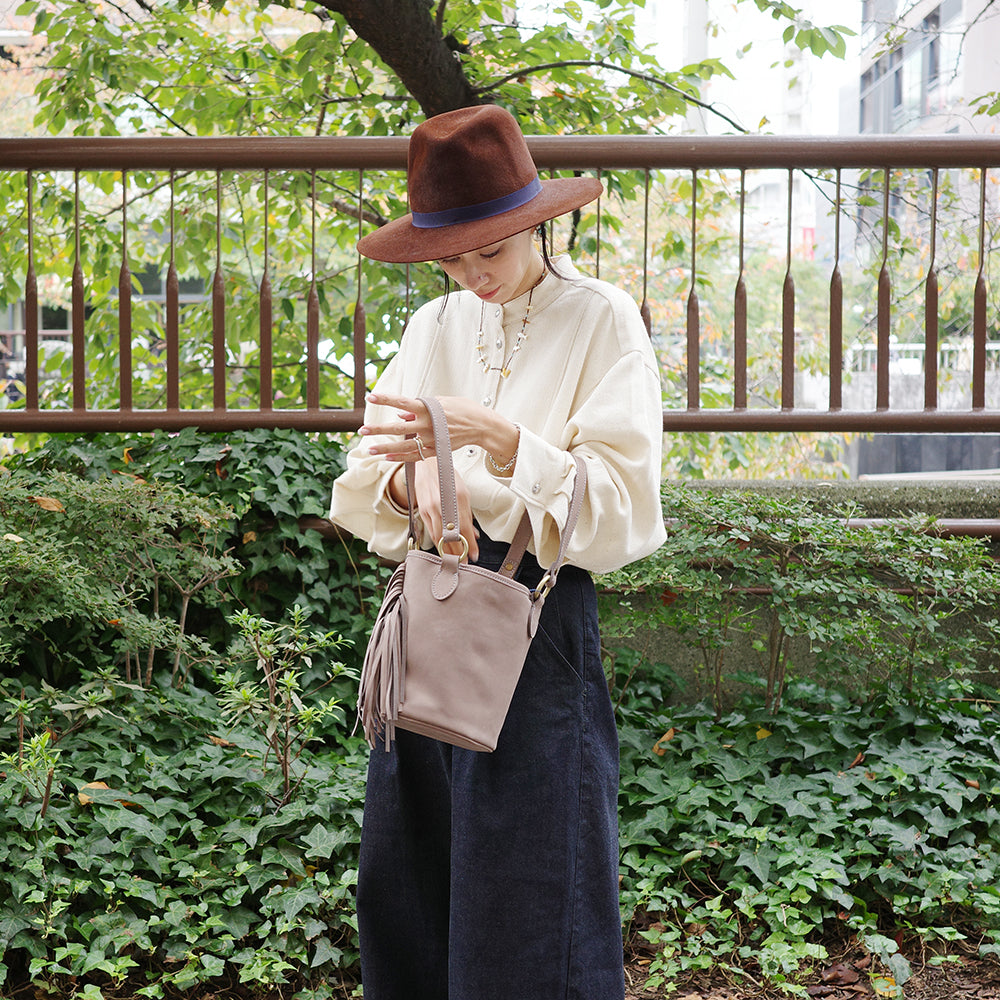 Bolso tote de cuero con flecos